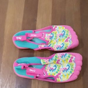 Newtz water shoes 2/3 USA